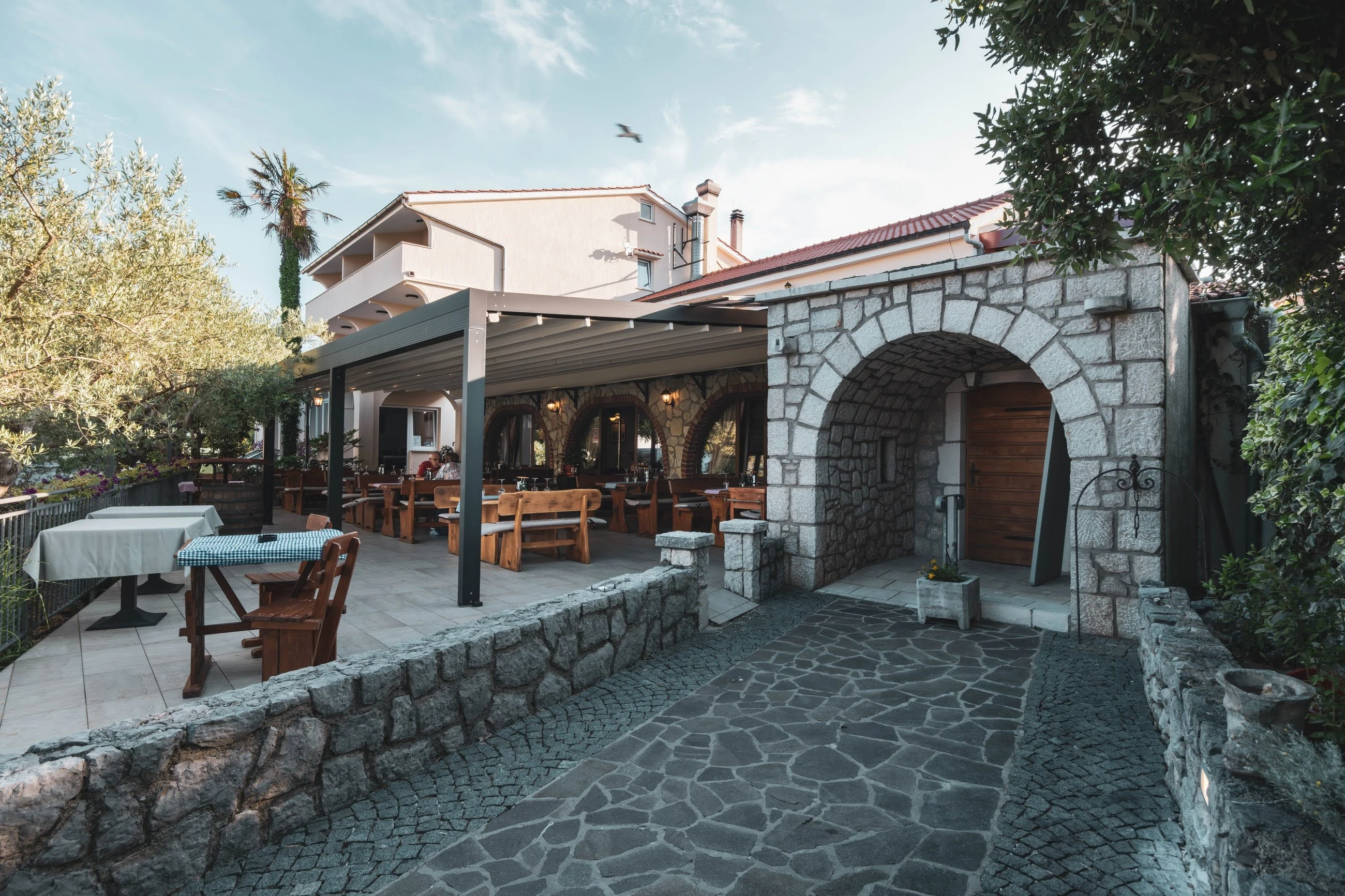 Ingresso in pietra e terrazza della konoba Sto.Rija a Krk