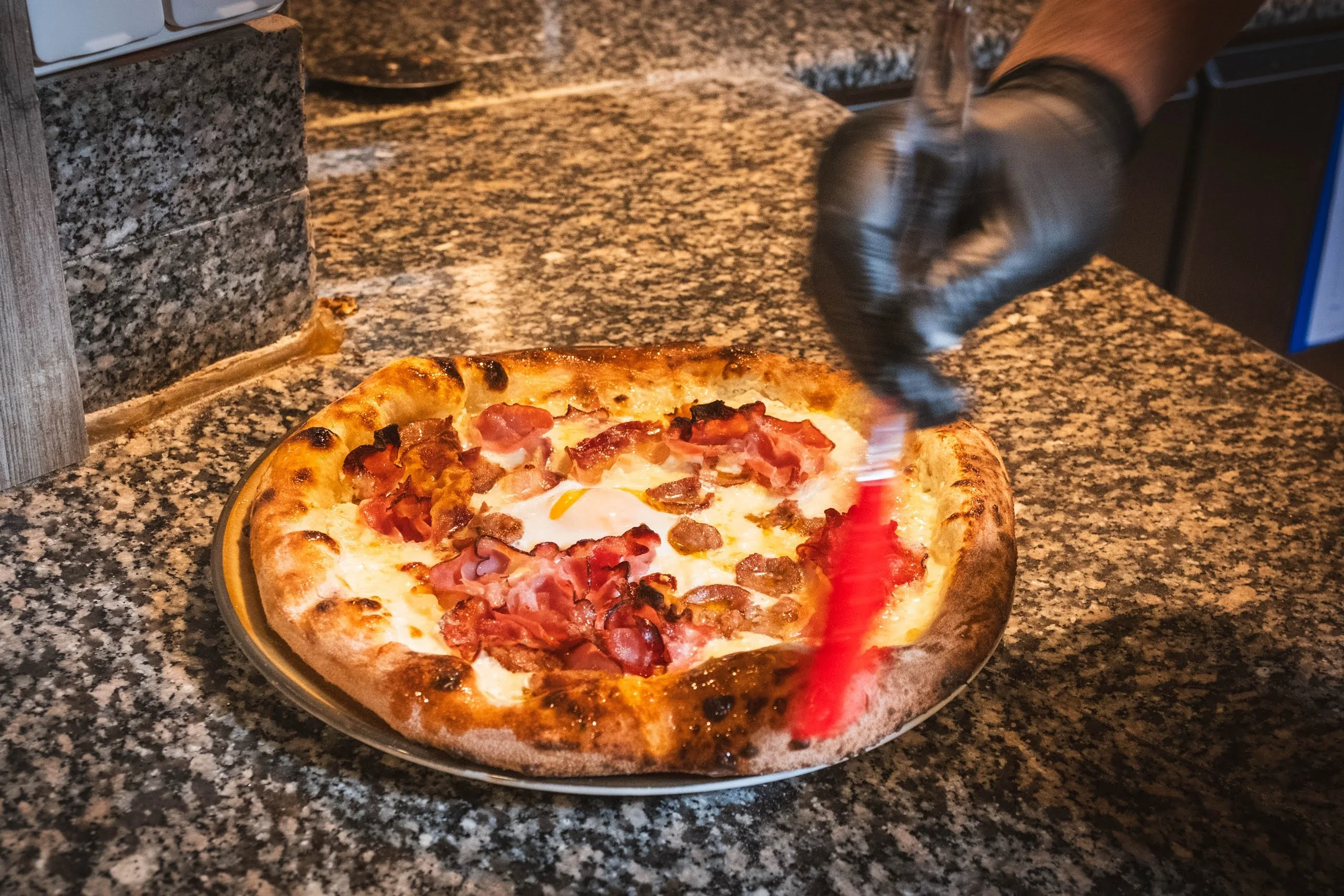 Pizza appena sfornata dal forno a legna