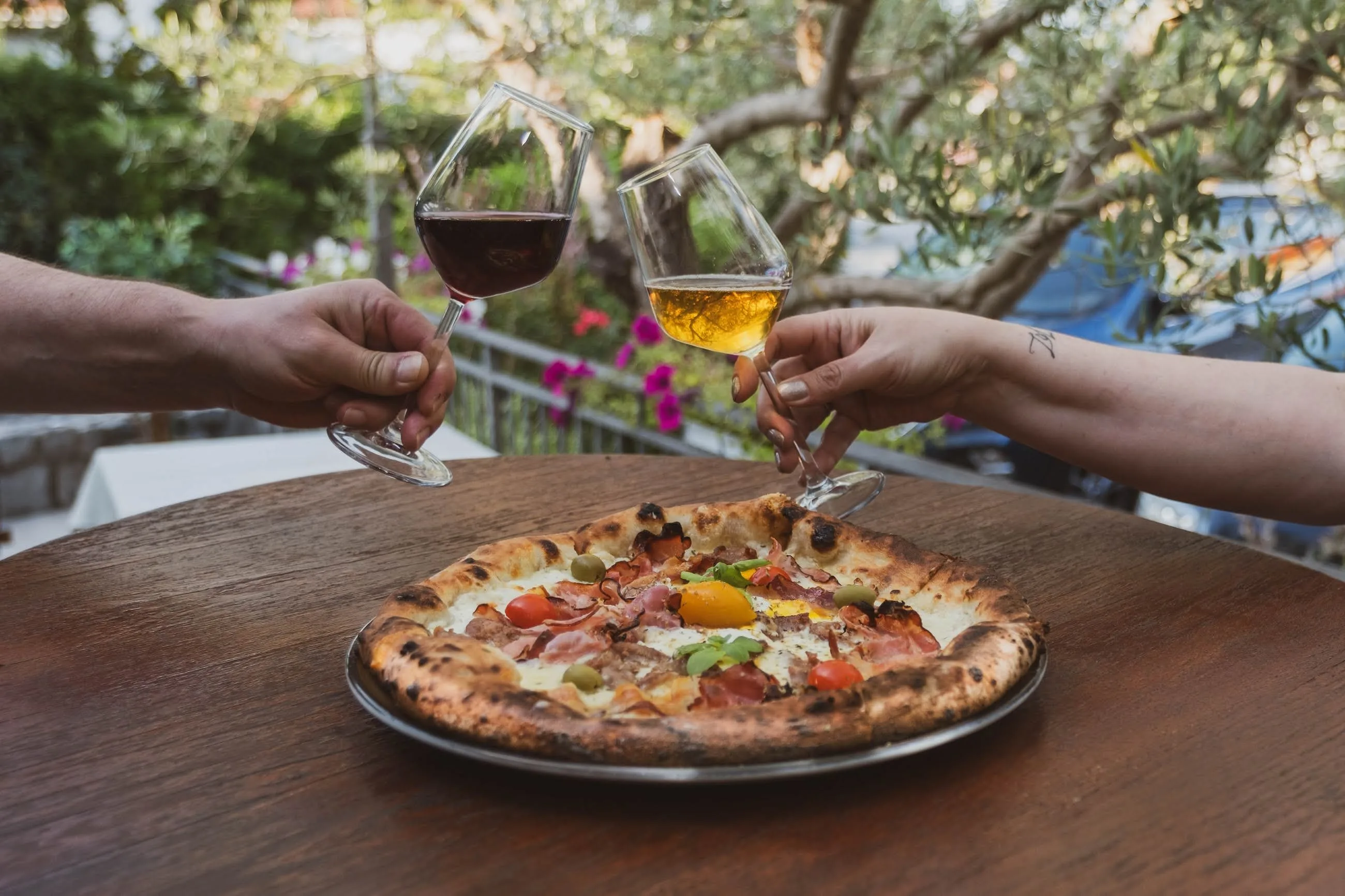 Un brindisi con la pizza in terrazza